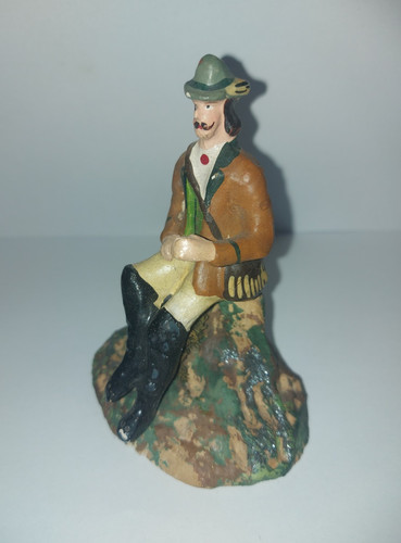 Massefigur sitzend bemalt - sitzend,,